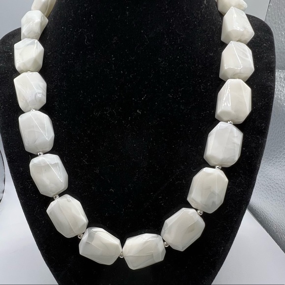 Faux Marble White Beaded Matinee Silver Tone‎ Necklace 21"Modern Classic - Picture 2 of 8